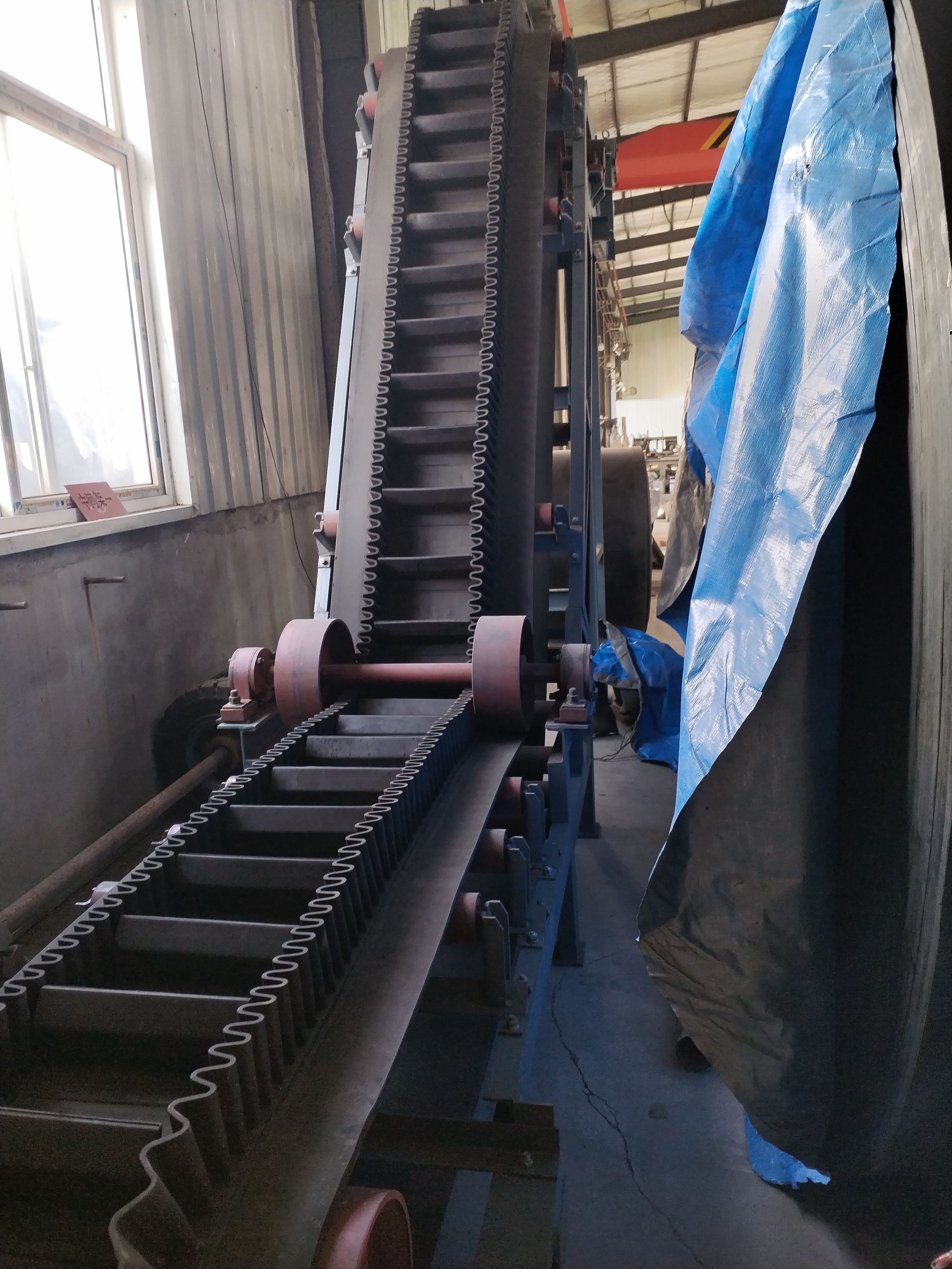 上海带式输送机，青岛乐途行工业设备.jpg